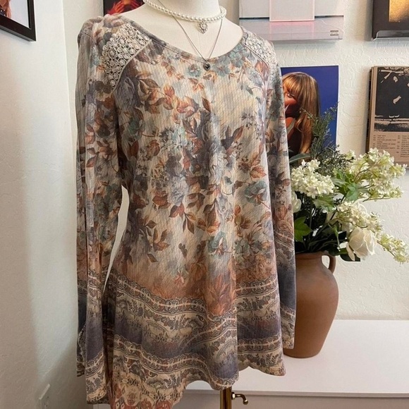 Elegant Floral Long Sleeve Tunic - Picture 2 of 4